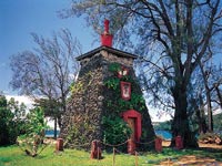 tahiti_tomb_of_king_pomare_V.jpg